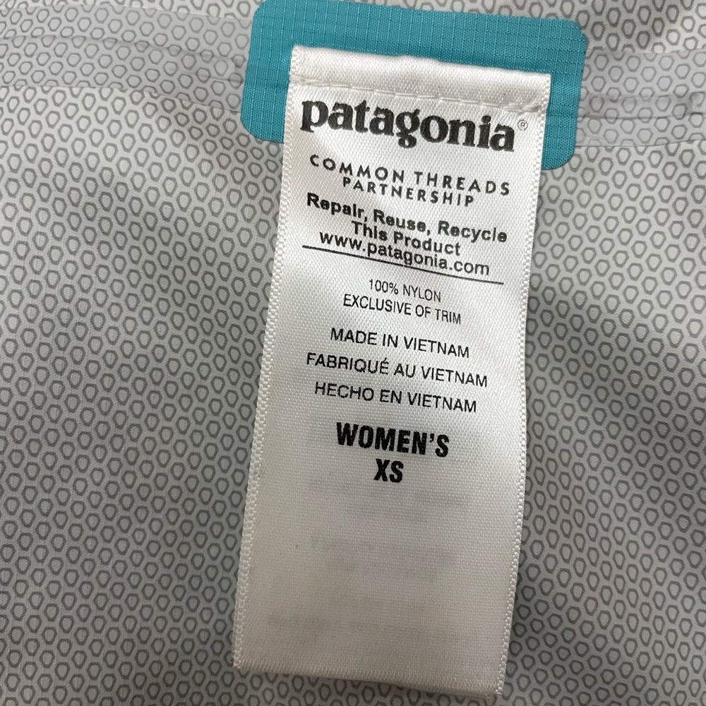 Patagonia Blue and Teal Women's Jacket - Picture 8 of 10